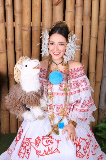 Melissa Graham in traditional Panama dress with her Llama dummy.